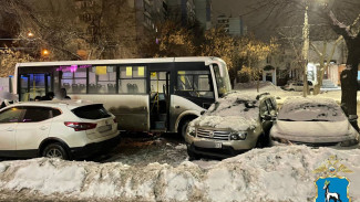 В Самаре автобус врезался в стоянку из-за невнимательности водителя