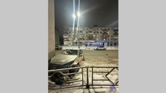 Lada Granta влетела в бетонную стену на улице Гагарина в Самаре