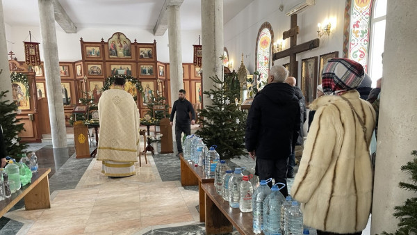 18 января в храмах Самары проходят крещенские богослужения и освящение воды