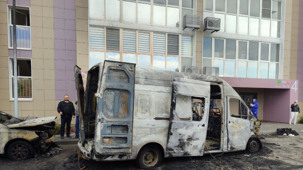 В Тольятти загорелась «Газель»: огонь повредил 7 машин и фасад здания