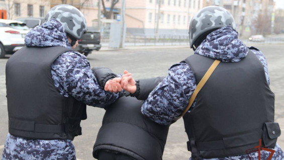 В Тольятти неадекватный мужчина пытался прорваться в школу 