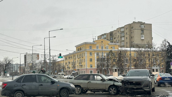 Массовое ДТП заблокировало движение на ключевом перекрестке Самары 8 февраля