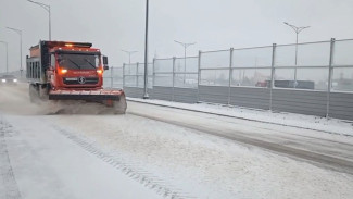 Самарским водителям рассказали, куда звонить, если они застрянут на трассе во время снегопада
