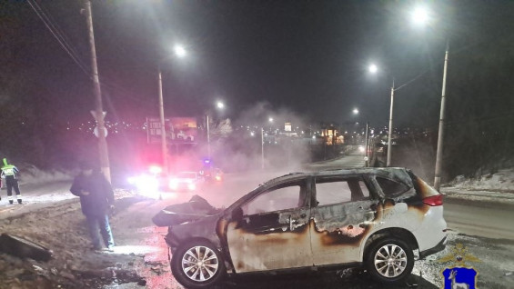 В Самарской области автомобиль врезался в опору ЛЭП и загорелся: пассажиры погибли