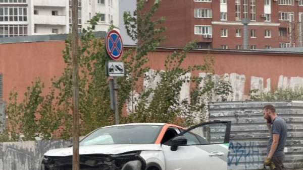 В Самаре водитель разбил машину каршеринга о дорожный знак