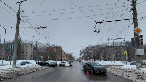 В Тольятти водитель Chery проехал на красный и устроил ДТП с пострадавшим