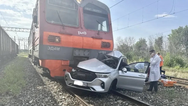 В Самарской области погибла пассажирка при столкновении электрички с автомобилем Haval
