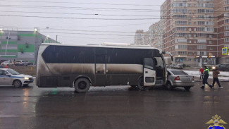 В Тольятти утром 13 декабря легковой автомобиль влетел в автобус 