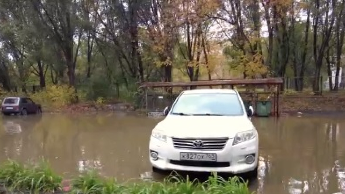 После ливня стеной улица Черемшанская в Самаре ушла под воду – Новости  Самары и Самарской области – ГТРК Самара