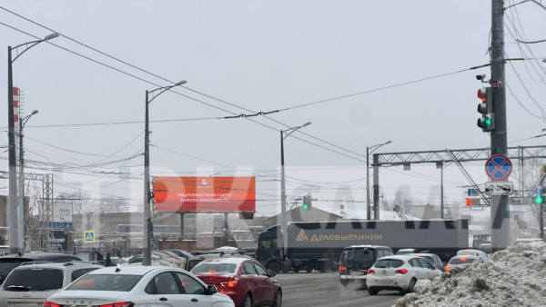 В Самаре гигантская фура парализовала движение на Московском шоссе