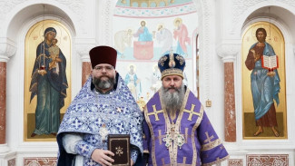 Митрополит Феодосий совершил литургию в храме при больнице Пирогова 