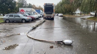 В Самарской области мусоровоз протаранил бетонный столб с проводами