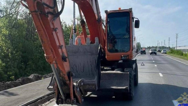 На трассе в Самарской области водитель не заметил экскаватор, последствия тяжёлые