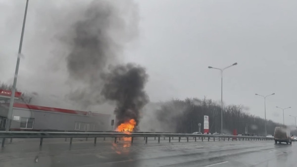 На асфальте лежат люди: в Самарской области горит автомобиль на М-5 рядом с IKEA