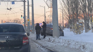 «Иномарка повисла в воздухе»: в Самаре автомобиль вылетел на обочину Московского шоссе