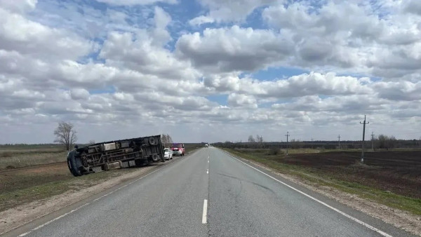 Сильный поток ветра снес с трассы грузовик под Самарой 27 апреля