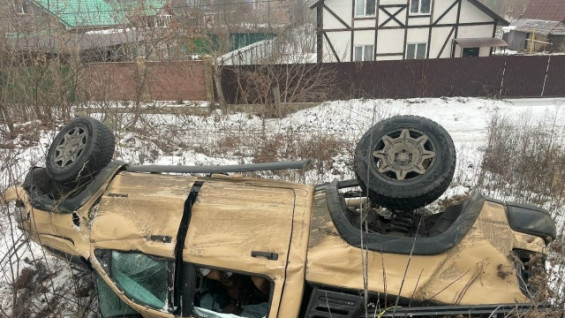 В Самарской области люксовый внедорожник улетел в кювет