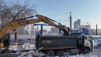 "Спрятались за забором и творят": в объектив самарского блогера попала стройка в районе метро "Театральная"