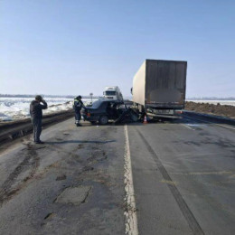 В ДТП с ВАЗ-2115 и фурой на трассе М-5 под Самарой погибла женщина