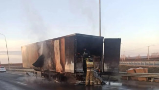 На трассе М5 под Самарой загорелся грузовик VOLVO с мебелью 4 апреля