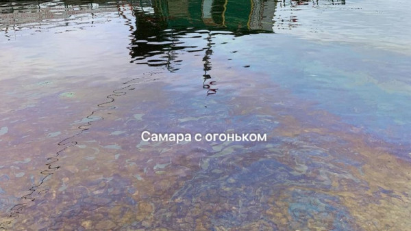 В Самарской области Волга окрасилась в фиолетово-зеленый цвет