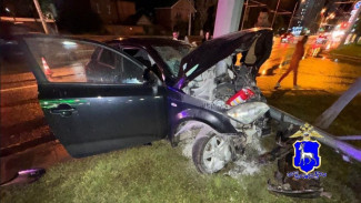 Автомобиль всмятку: сотрудники полиции работали на месте жесткой аварии в Самаре