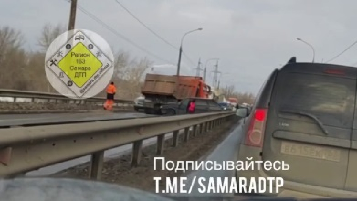 Авария на Южном мосту Самара сегодня. Авария на Южном мосту в четверг. Крупная авария на Южном мосту Самара 16.05.24.