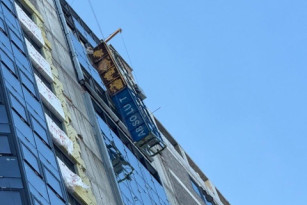 Двое рабочих погибли при обрыве троса люльки на стройке в Самаре 15 января