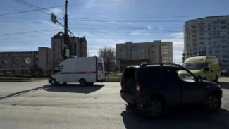 В Сызрани карета скорой помощи на скорости врезалась в стоящую Lada Niva