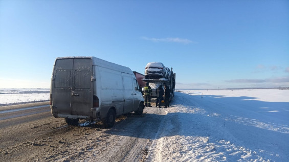 Фургон догнал автовоз DAF на трассе М-5 в Самарской области