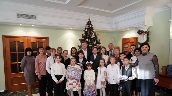 Дмитрий Азаров исполнил новогодние мечты детей – участников акции «Елка желаний»