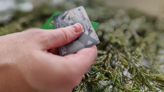 Самарцам назвали банковские карты, от которых нужно срочно избавляться