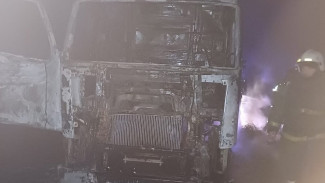 В Волжском районе в ночь на 11 апреля загорелся большегруз
