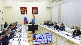 Поддержка многодетных семей, итоги посещения муниципалитетов, ремонт учреждений образования – Вячеслав Федорищев провел оперативное совещание в Правительстве области 