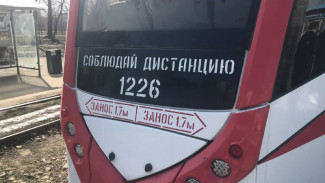 Не перевелись богатыри в Самаре: горожане вернули 18-ти тонный трамвай на рельсы 