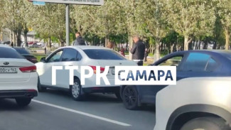 В Самаре машина реанимации попала в пробку на Московском шоссе 20 мая