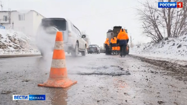 На дорогах Самары рабочие выполняют аварийно-ямочный ремонт