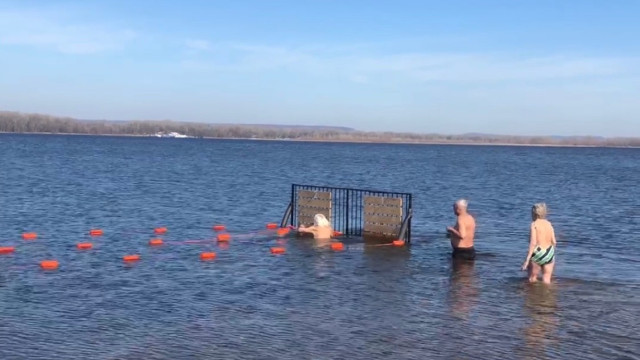 Видео: голые самарцы 1 апреля устроили массовый заплыв в ледяной Волге