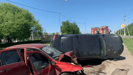 Под Самарой Renault опрокинулся после столкновения с Lada 17 мая: есть пострадавшие