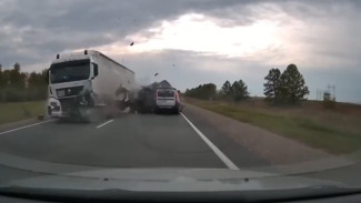 Момент гибели трех человек в лобовом ДТП под Самарой сняли на видео