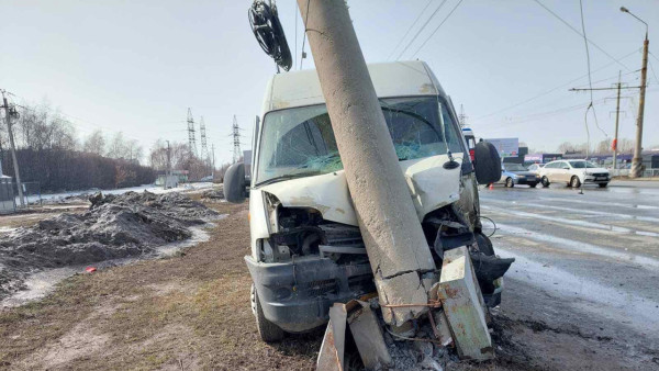 В Тольятти автобус ударился о «Калину» и улетел в столб