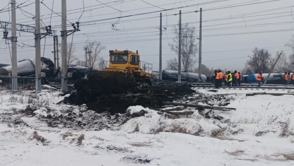 На Куйбышевской магистрали предотвращают экологическую катастрофу после аварии