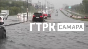 Появились кадры ушедшего под воду Московского шоссе после ливня стеной в Самаре
