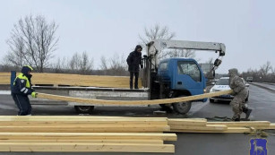 В Самарской области у грузового автомобиля на ходу выпали строительные доски