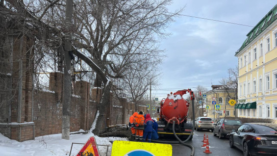 В Куйбышевском районе Самары после ЧП на водопроводе людям привозят теплую воду в бойлерах