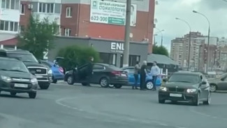 Видео: в Тольятти автомобилист избил мужчину битой 