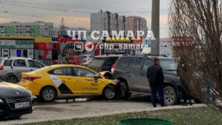 В Самаре на пр. Кирова таксист протаранил припаркованную Тойоту Ленд Крузер 