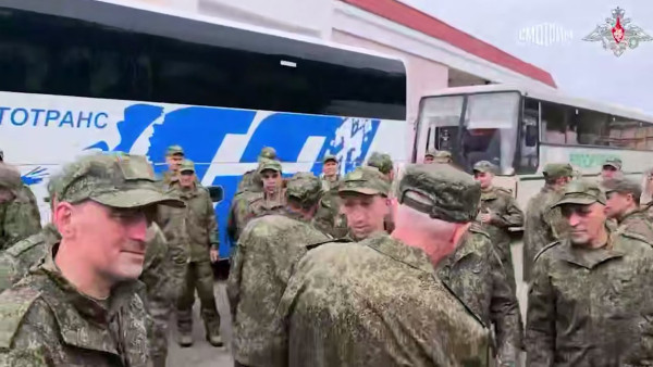 303 российских военнослужащих вернулись домой: подробности крупного обмена пленными