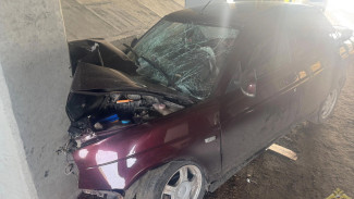 В Самаре водитель не справился с управлением и въехал в столб