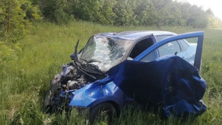 Появились кадры рухнувшего на крышу Xray после лобового ДТП с Granta под Самарой